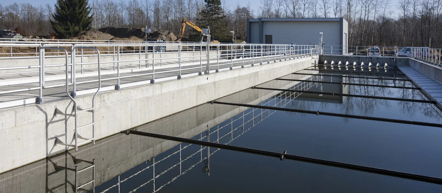 Photo: Waste water treatment plant Leibnitz-Wagna-Kaindorf: lateral view of sedimentation tank